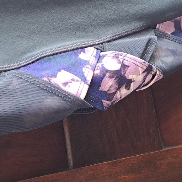 Calia by Carrie Underwood size s grey w purple floral workout capris key pouch - Picture 4 of 7